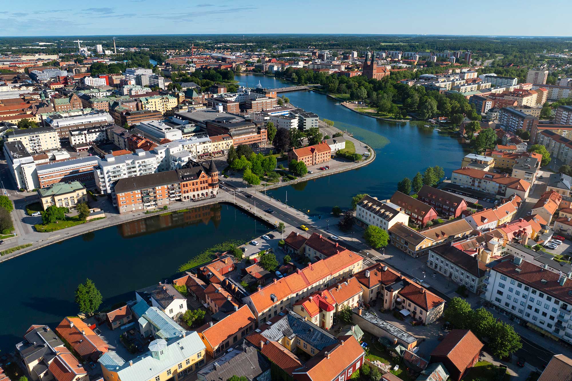 Drönarbild tagen ovanifrån visar centrala Eskilstuna 