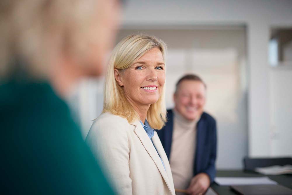 Kvinna som ler mot kameran